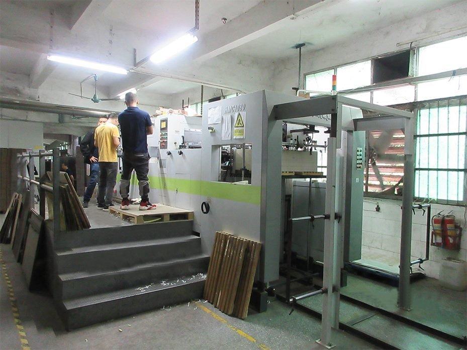Automatic die cutting machine for custom paper boxes
